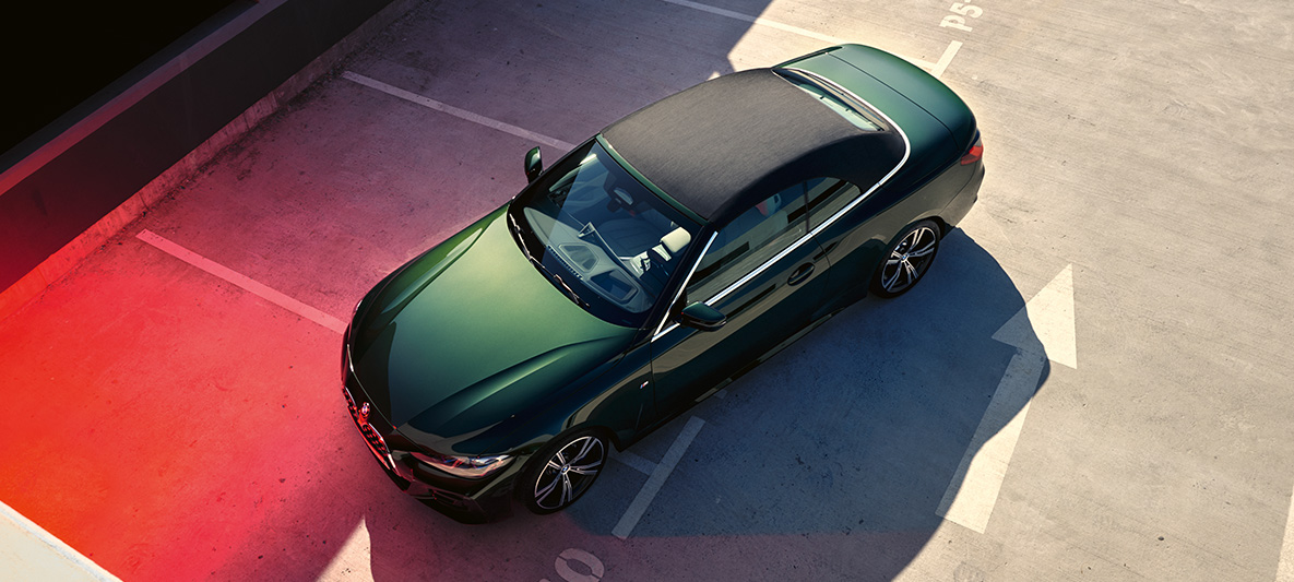 Capota flexível do BMW Série 4 Cabrio, G23, 2020 Capota flexível do BMW Série 4 Cabrio, G23, 2020, cor exterior verde Sanremo metalizada, vista aérea
