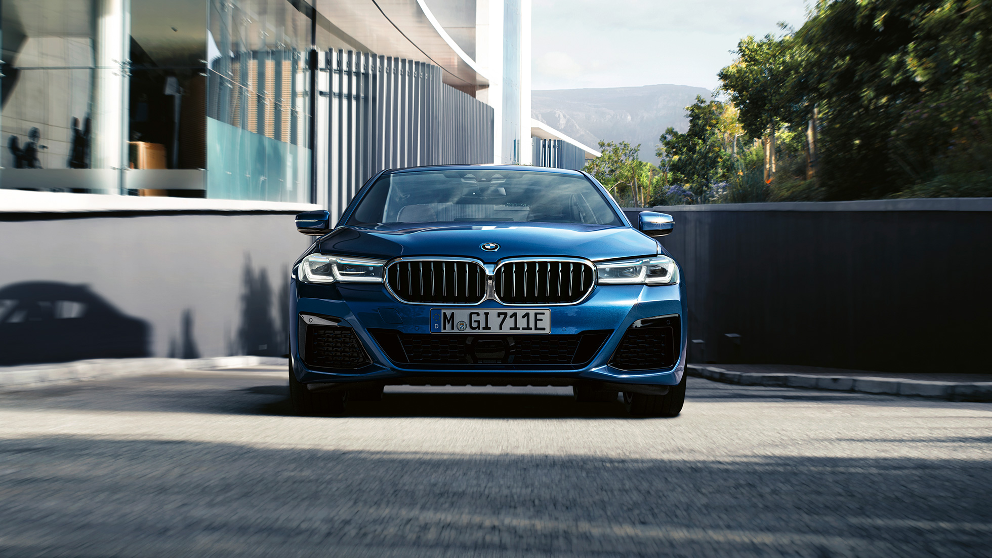 Grelha dupla em forma de rim e spoiler dianteiro, BMW Série 5 Sedã, G30 Grelha dupla em forma de rim e spoiler dianteiro, BMW Série 5 Sedã, G30, atualização, 2020, na cor exterior azul Phytonic, grande plano da dianteira