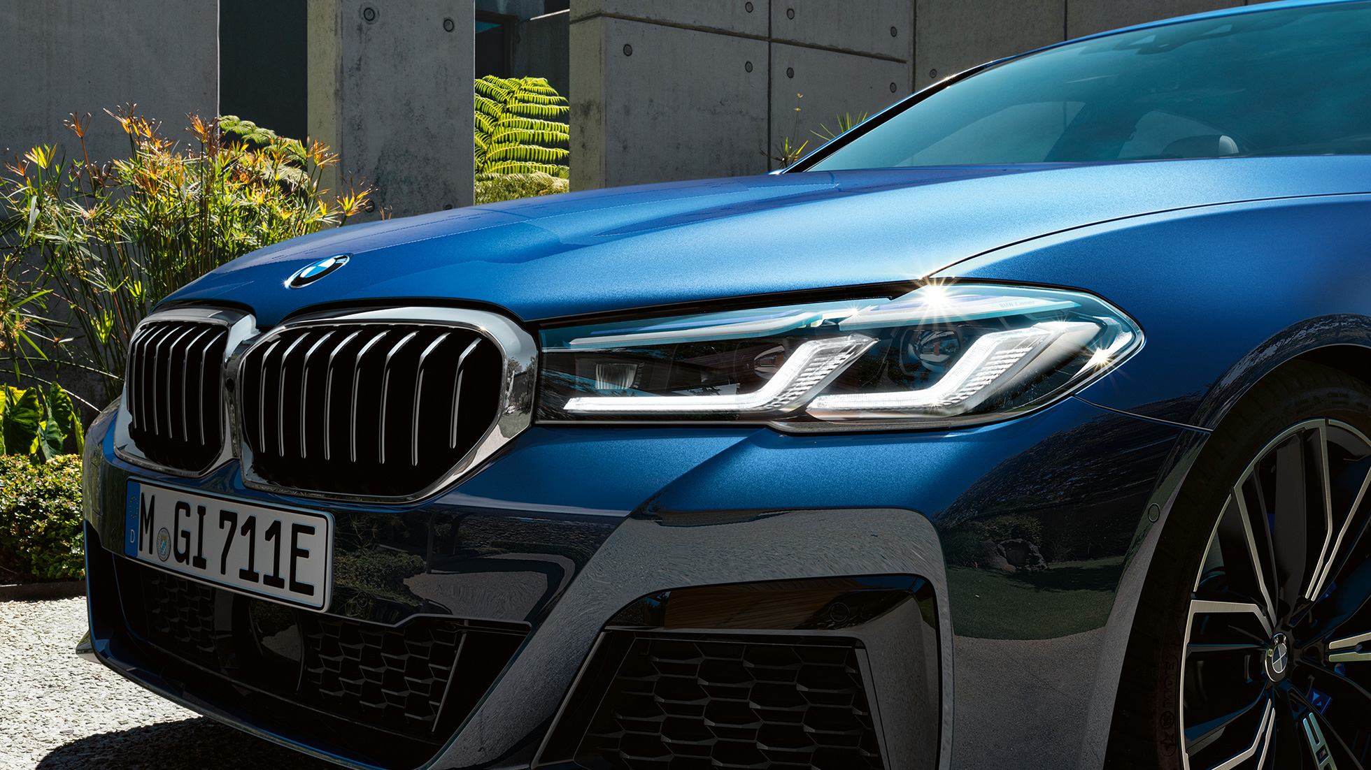 BMW Laserlight, BMW Série 5 Sedã, G30 BMW Laserlight, BMW Série 5 Sedã, G30, atualização, 2020, na cor exterior azul Phytonic, grande plano da dianteira