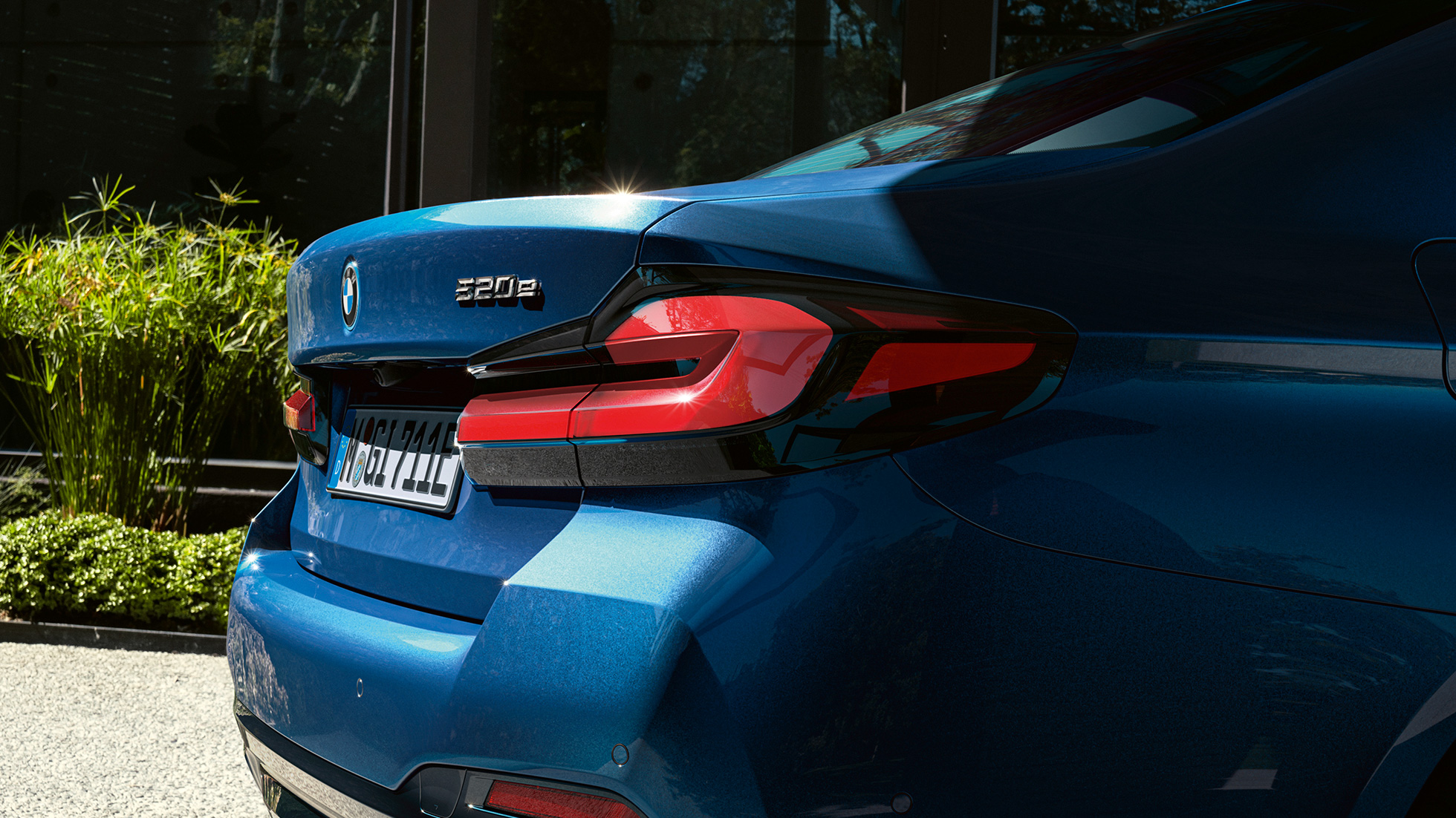 Faróis traseiros em 3D, BMW Série 5 Sedã, G30 Faróis traseiros em 3D, BMW Série 5 Sedã, G30, atualização, 2020, na cor exterior azul Phytonic, grande plano da traseira