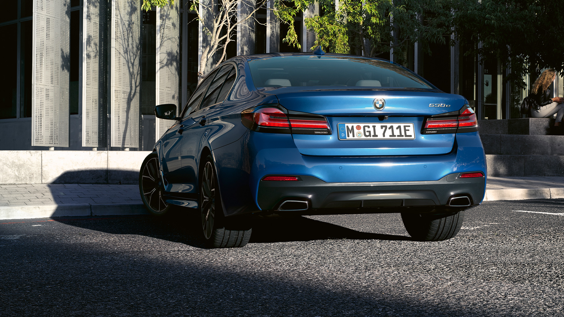 Spoiler traseiro, BMW Série 5 Sedã, G30 Ponteiras de escape de forma livre, BMW Série 5 Sedã, G30, atualização, 2020, na cor exterior azul Phytonic, grande plano da traseira