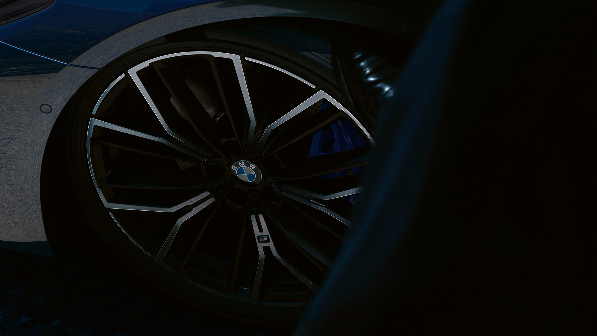 Jante de liga leve BMW 846 M de raios em Y, BMW Série 5 Sedã, G30 Jante de liga leve BMW 846 M de raios em Y, BMW Série 5 Sedã, G30, atualização, 2020, na cor exterior azul Phytonic, grande plano