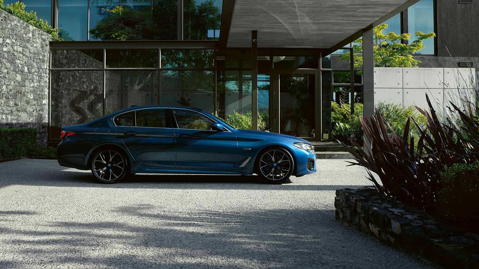 Exterior do BMW Série 5 Sedã, G30 BMW Série 5 Sedã, G30, atualização, 2020, na cor exterior azul Phytonic estacionado, vista lateral
