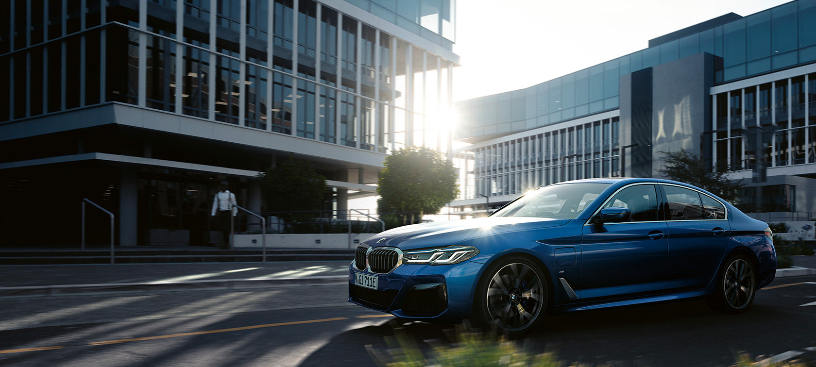 BMW Série 5 Sedã, G30, em movimento BMW Série 5 Sedã, G30, atualização, 2020, na cor exterior azul Phytonic em movimento, vista frontal a três quartos