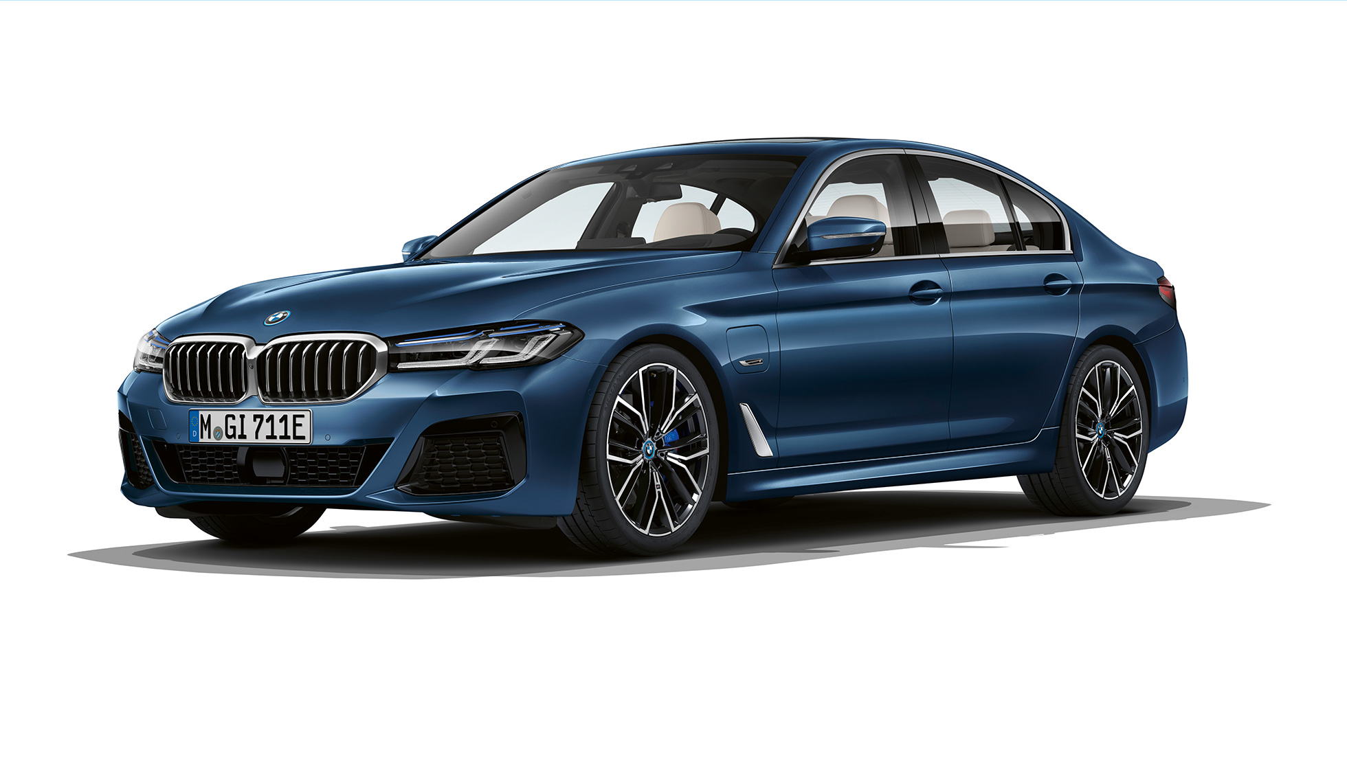BMW Série 5 Sedã híbrido Plug-in, G30, Pack Desportivo M, dianteira BMW Série 5 Sedã 520d xDrive, G30, 2020, Pack Desportivo M, na cor exterior branco Alpine, vista frontal a três quartos