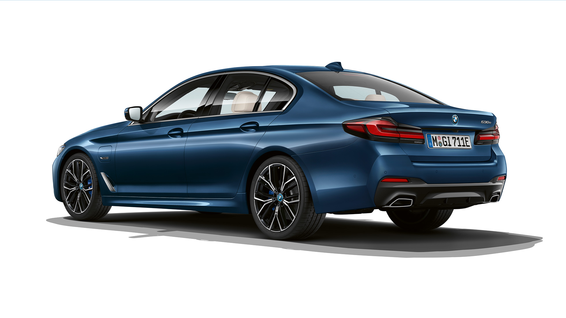 BMW Série 5 Sedã híbrido Plug-in, G30, Pack Desportivo M, traseira BMW Série 5 Sedã 520d xDrive, G30, 2020, Pack Desportivo M, na cor exterior branco Alpine, vista traseira a três quartos