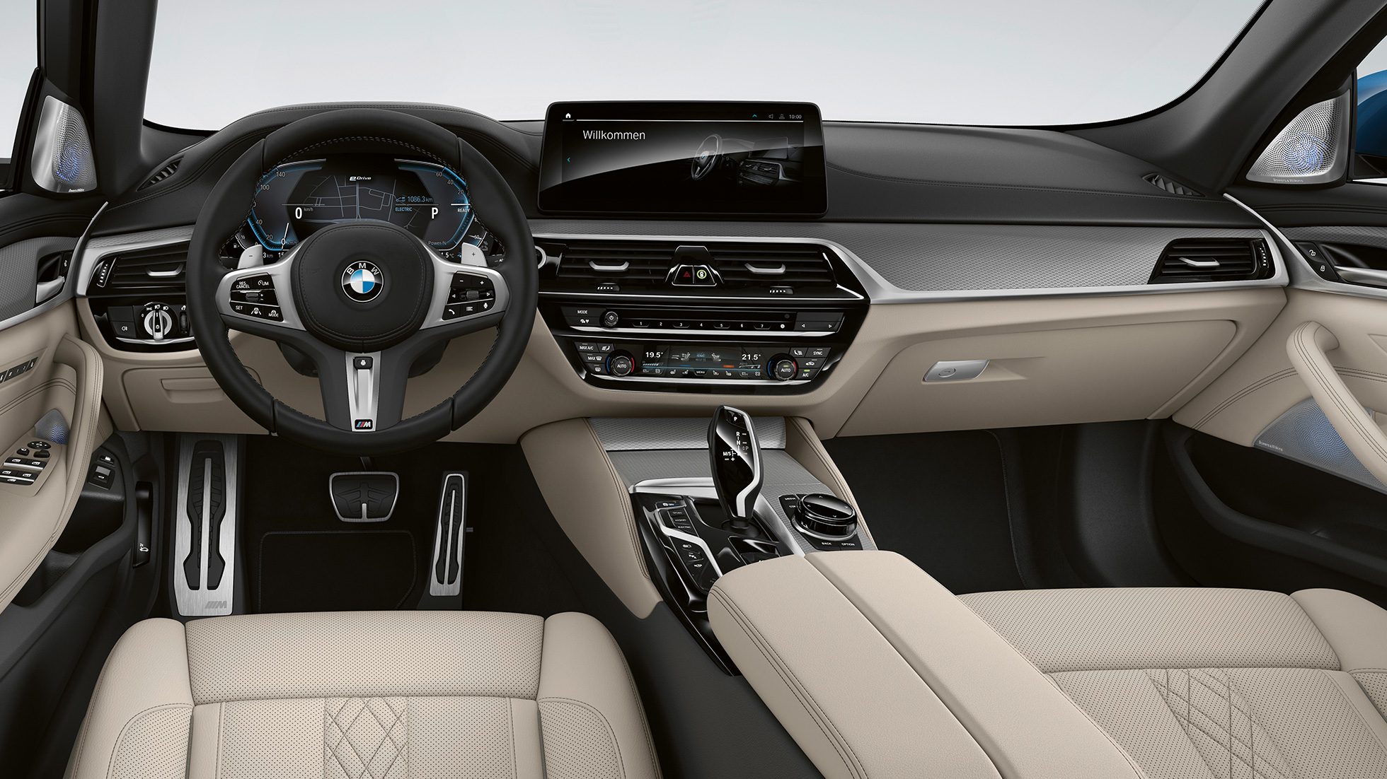 Cockpit, BMW Série 5 Sedã híbrido Plug-in, G30, Pack Desportivo M
Cockpit, BMW Série 5 Sedã 520d xDrive, G30, 2020, Pack Desportivo M, pele Dakota em preto com costuras contrastantes em azul, interior