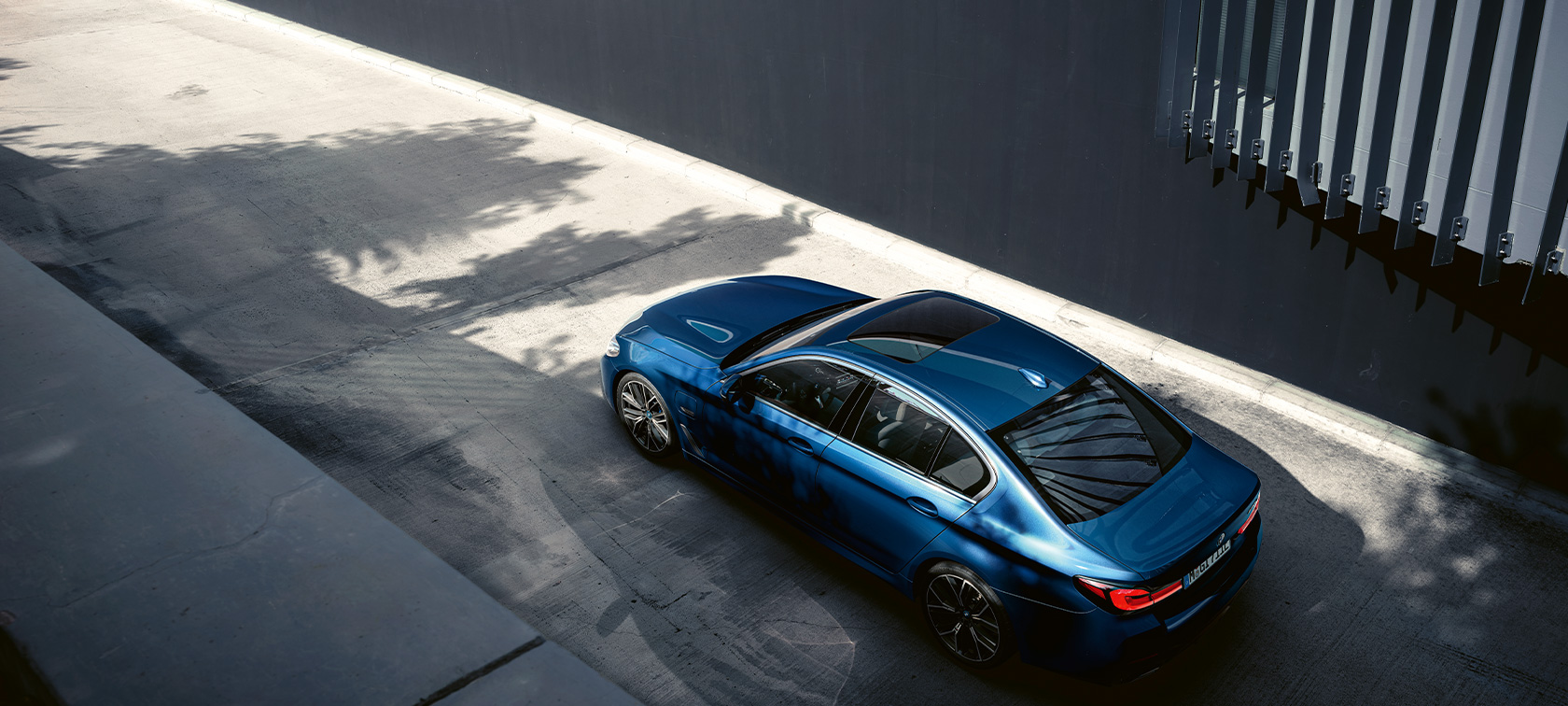 BMW Série 5 Sedã, G30, parado BMW Série 5 Sedã, G30, atualização, 2020, na cor exterior azul Phytonic, parado, vista aérea