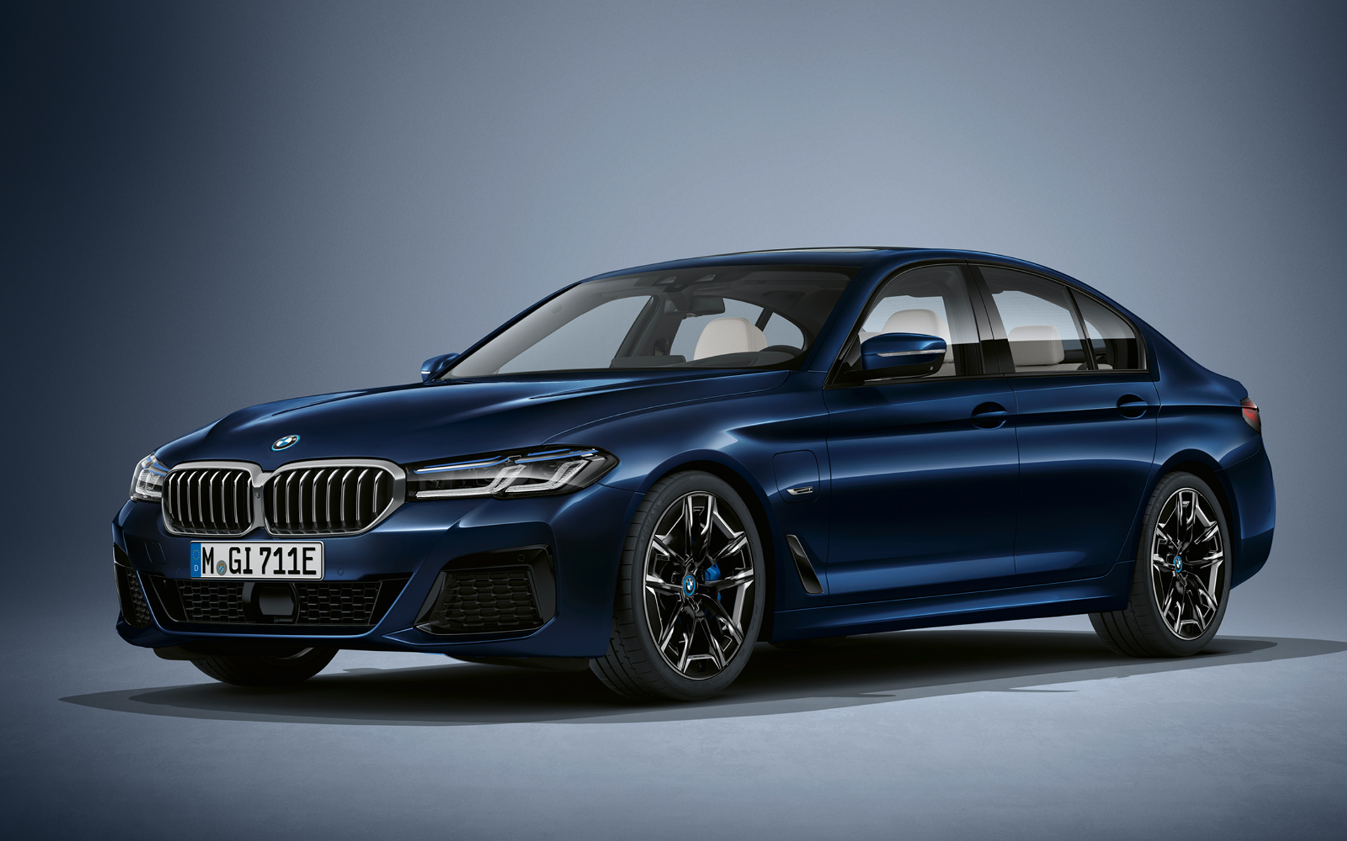 BMW Série 5 Sedã G30 LCI em Tanzanite Blue metálico, linha BMW Individual BMW Série 5 Sedã Individual, G30, com Linhas Remodeladas, 2020, vista frontal 3/4, em Tanzanite Blue metálico, da linha BMW Individual