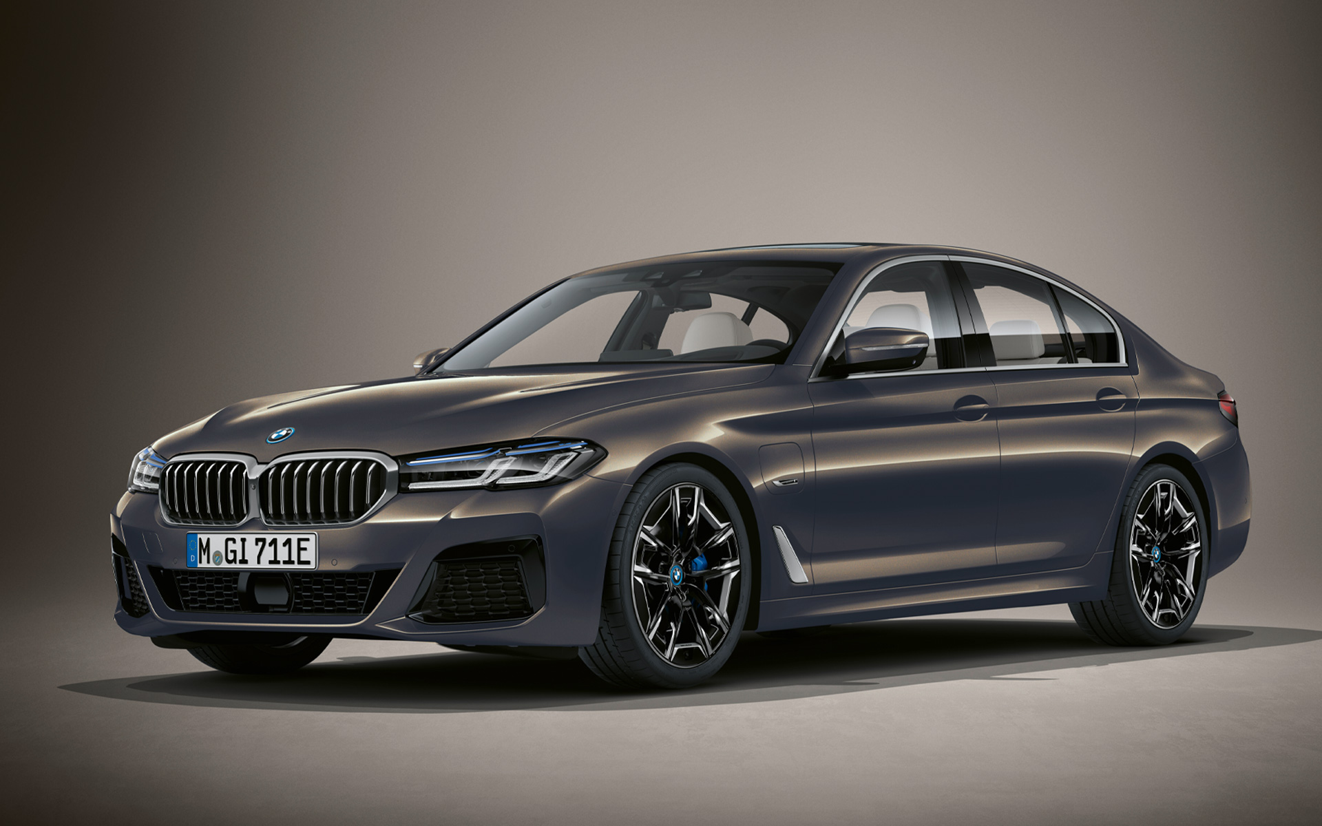 BMW Série 5 Sedã G30 LCI em Alvite Grey metálico, linha BMW Individual BMW Série 5 Sedã Individual G30 com Linhas Remodeladas, 2020, vista frontal 3/4, em Alvite Grey metálico, linha BMW Individual