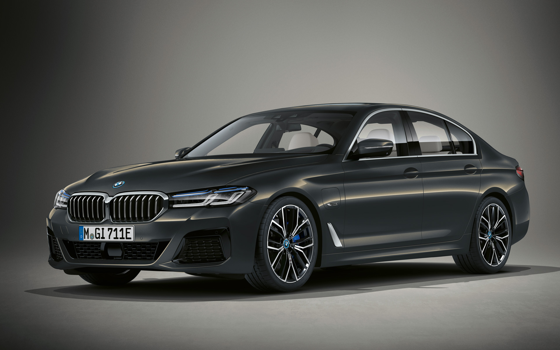 BMW Série 5 Sedã G30 LCI em Alvite Grey metálico, linha BMW Individual BMW Série 5 Sedã Individual G30 com Cores Remodeladas, 2020, vista frontal 3/4, em Dravite Grey metálico, linha BMW Individual