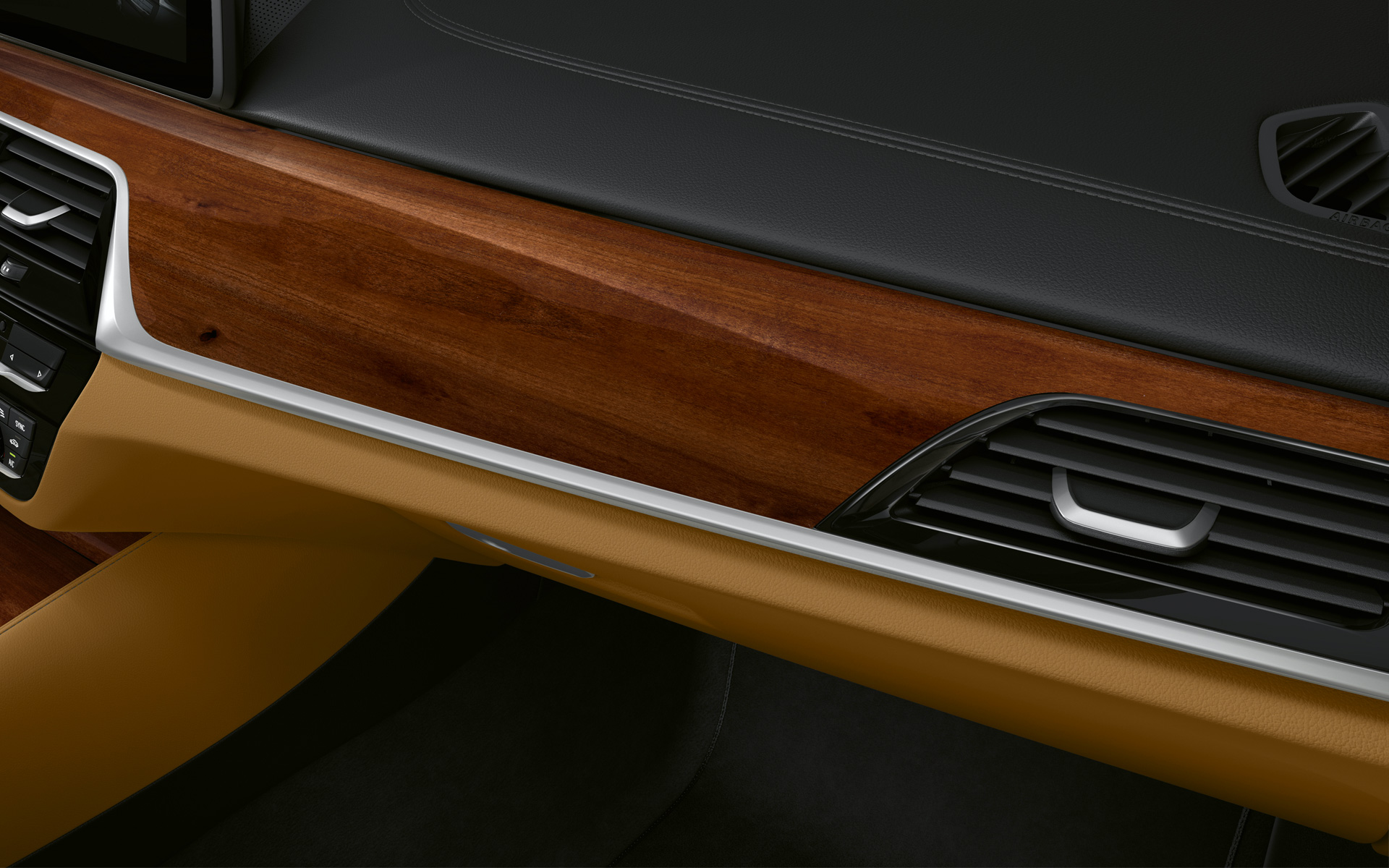 BMW Série 5 Sedã G30 LCI, cabine com detalhes em madeira nobre Plum Brown de alto brilho, com destaques em Pearl Chrome, linha BMW Individual BMW Série 5 Sedã G30 LCI com Cores Remodeladas, 2020, cabine com detalhes em madeira nobre plum brown de alto brilho, com destaques em Pearl Chrome, linha BMW Individual