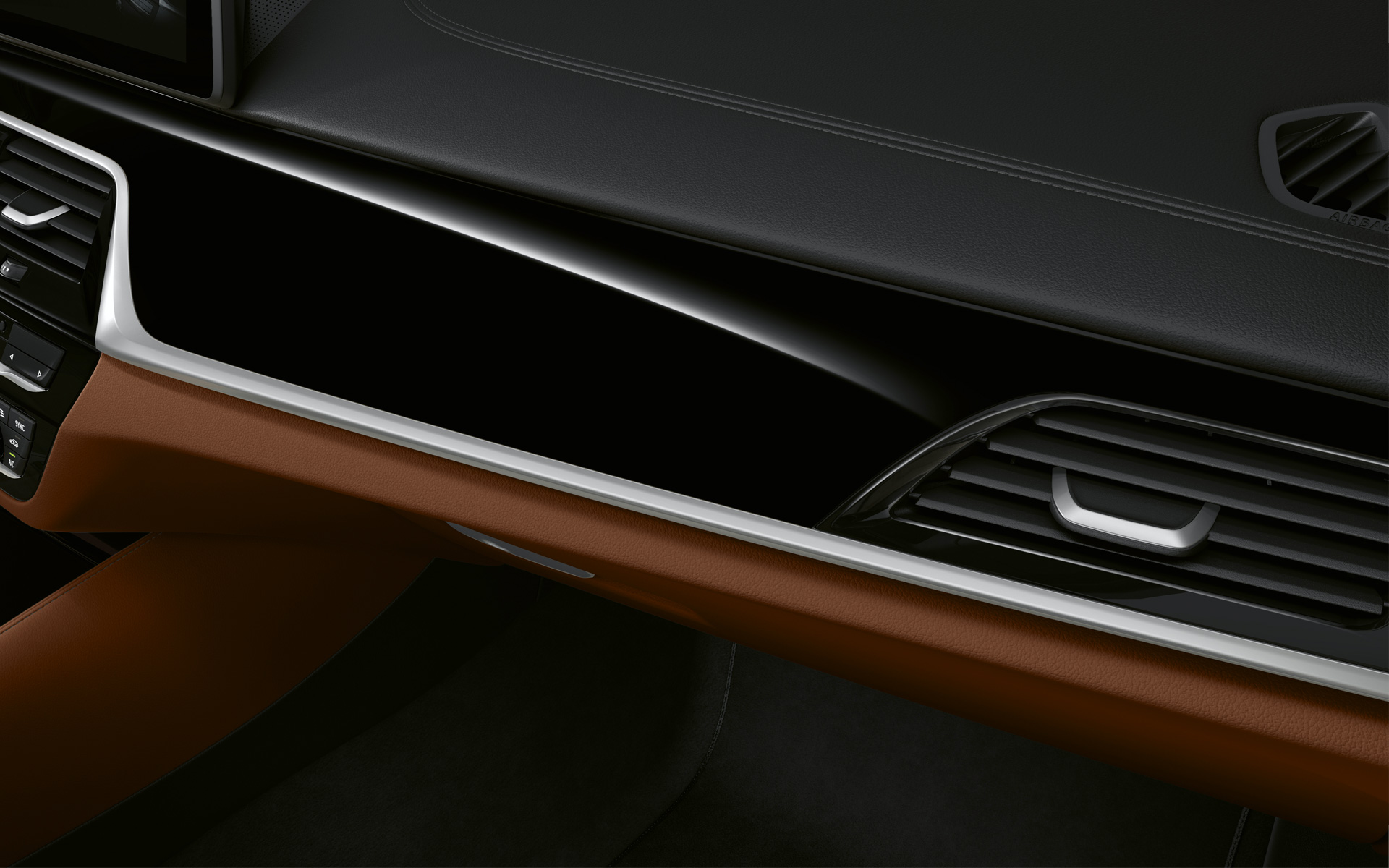 Cabine do BMW Série 5 Sedã G30 LCI, frisos em Black Piano com acabamento em Pearl Chrome Cabine do BMW Série 5 Sedã G30, com Cores Remodeladas, 2020, frisos em Black Piano com acabamento em Pearl Chrome