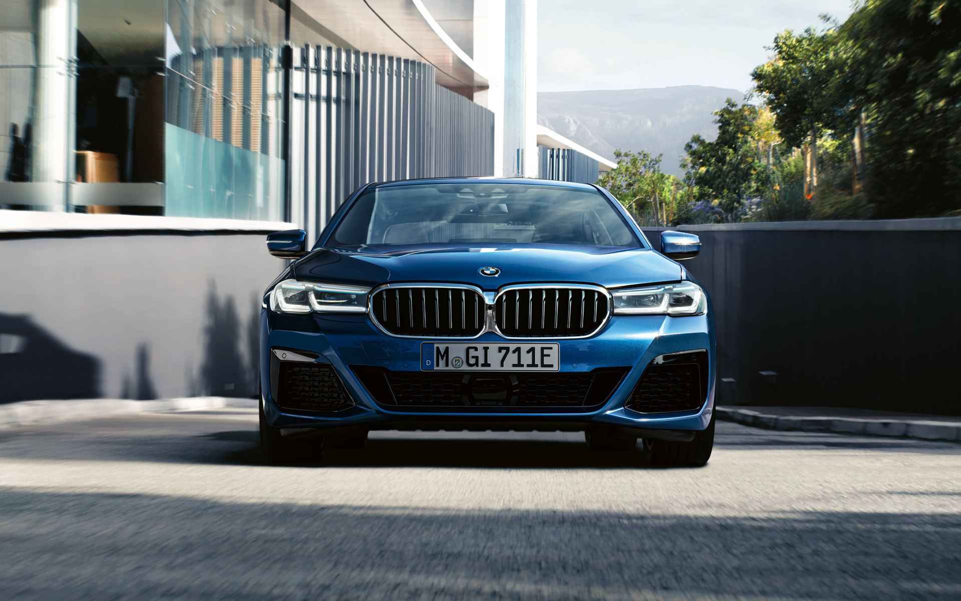 Grade curva dupla e spoiler dianteiro, BMW Série 5 Sedan, G30 Grade curva dupla e spoiler dianteiro, BMW Série 5 Sedan, G30, com Linhas Remodeladas, 2020, em Azul Phytonic, close-up da dianteira