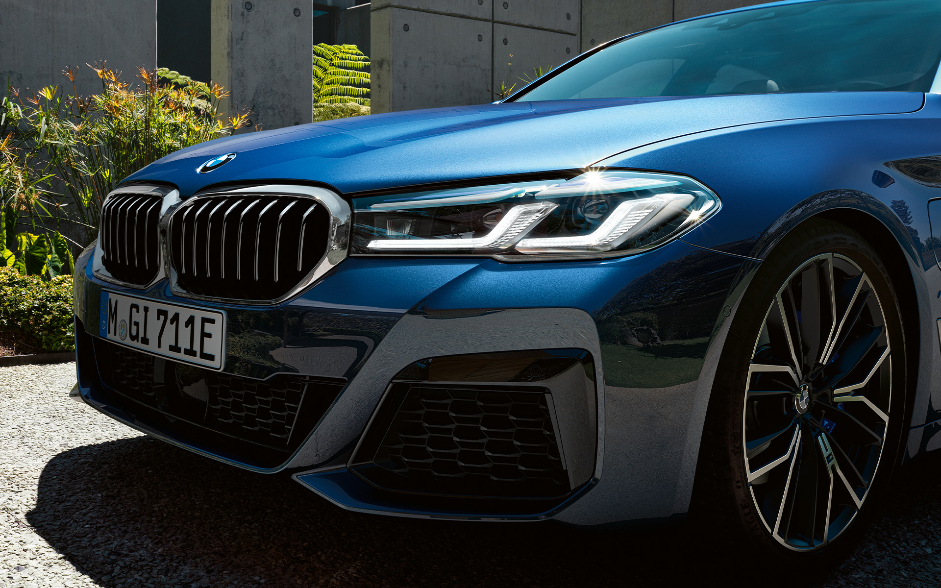 BMW Laserlight, BMW Série 5 Sedan, G30 BMW Laserlight, BMW Série 5 Sedan, G30, com Linhas Remodeladas, 2020, em Azul Phytonic, close-up da dianteira