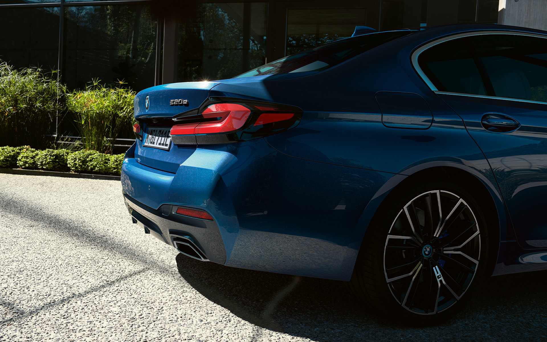 Spoiler traseiro, BMW Série 5 Sedan, G30 Extremidades do escapamento com formas livres, BMW Série 5 Sedan, G30, com Linhas Remodeladas, 2020, em Azul Phytonic, close-up da traseira
