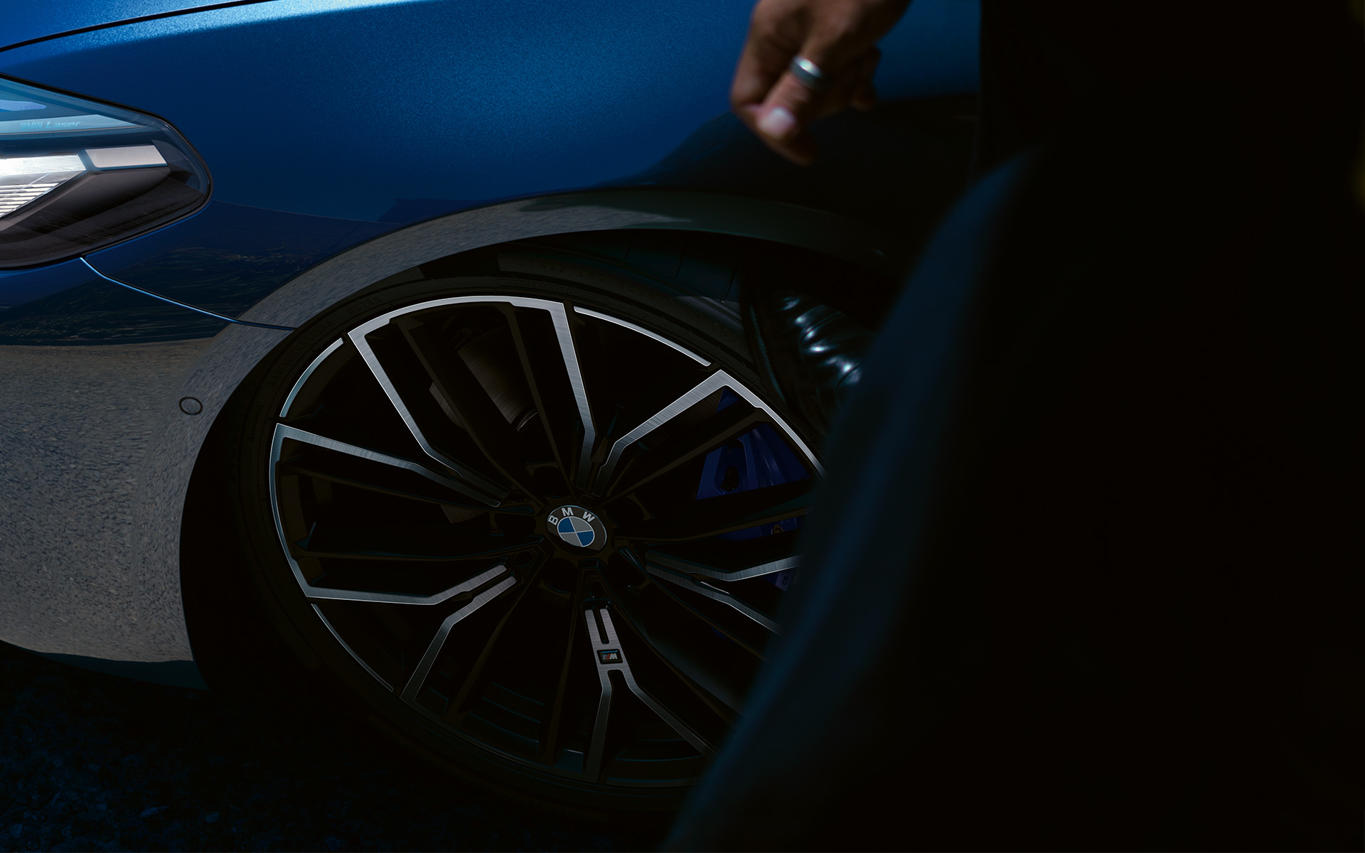 Rodas M de liga leve, Y-spoke, design 846 M, BMW Série 5 Sedan, G30 Rodas M de liga leve, Y-spoke, 846 M, BMW Série 5 Sedan, G30, com Linhas Remodeladas, 2020, em Azul Phytonic, close-up