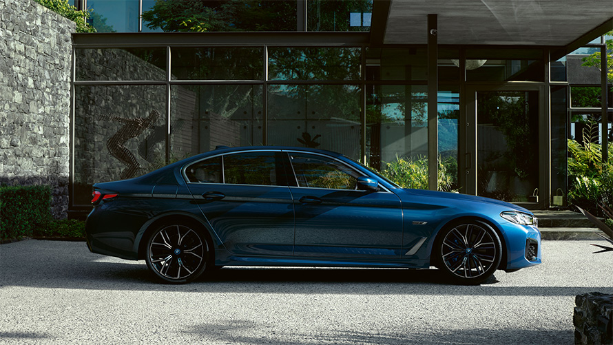 Exterior do BMW Série 5 Sedan, G30 BMW Série 5 Sedan, G30, com Linhas Remodeladas, 2020, em Azul Phytonic, vista lateral, estacionado