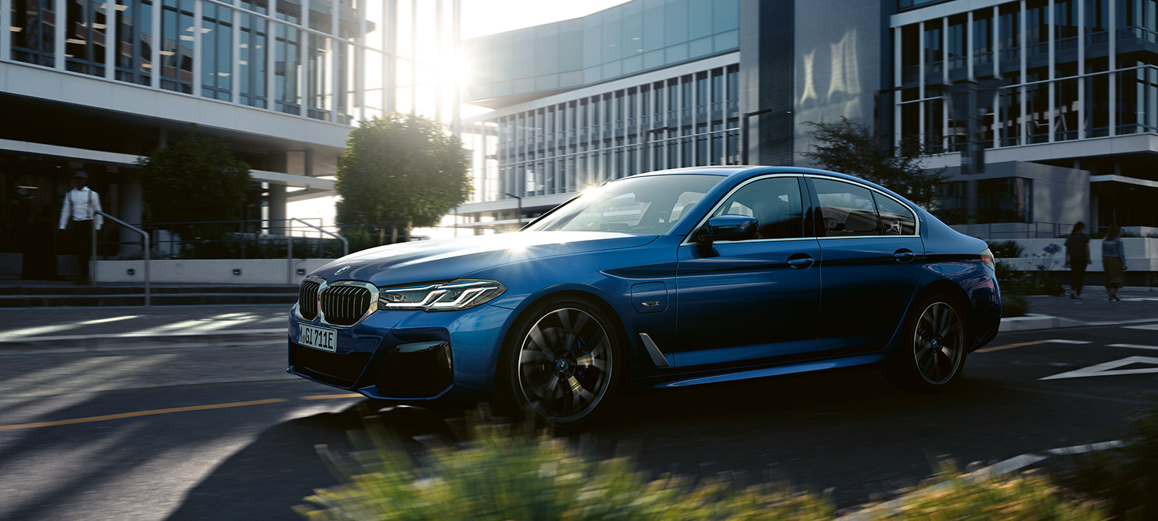 BMW Série 5 Sedã, G30, com Linhas Remodeladas, 2020, frontal 3/4 em Azul Phytonic, dirigindo