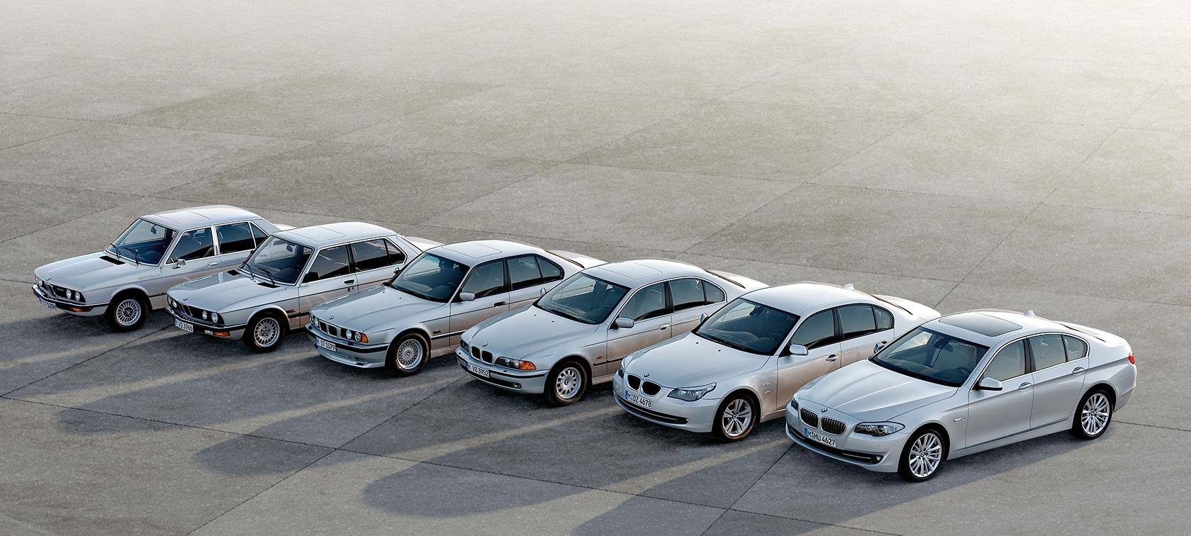 BMW Série 5 Sedan, modelos correspondentes a 6 gerações, parados BMW Série 5 Sedan, modelos correspondentes a 6 gerações, parados