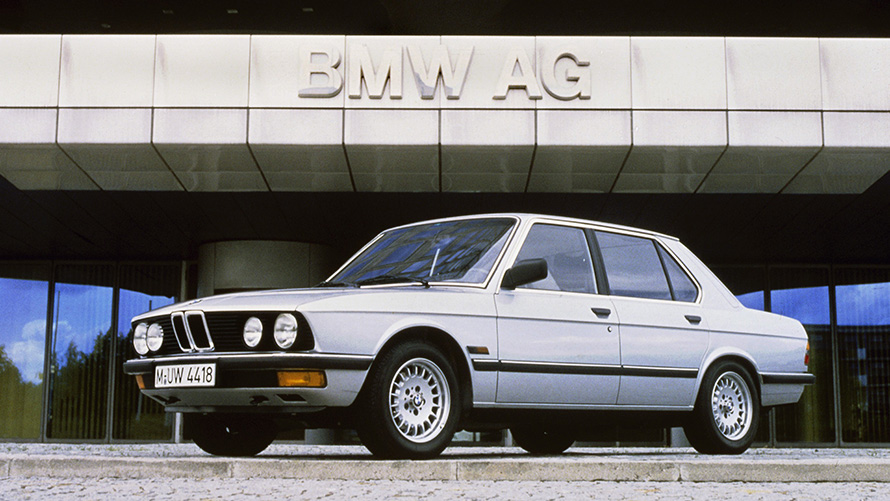 Vista lateral 3/4 do BMW Série 5 Sedan (E28), parado Vista lateral 3/4 do BMW Série 5 Sedan (E28), parado