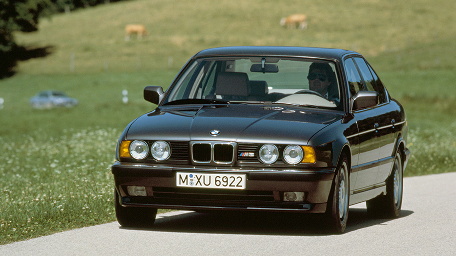 Vista frontal 3/4 do BMW M Sedã (E34) dirigindo Vista frontal 3/4 do BMW M Sedã (E34) dirigindo