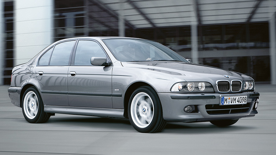 BMW Série 5 Sedã (E39) visão lateral, dirigindo. BMW Série 5 Sedã (E39) visão lateral, estacionado.