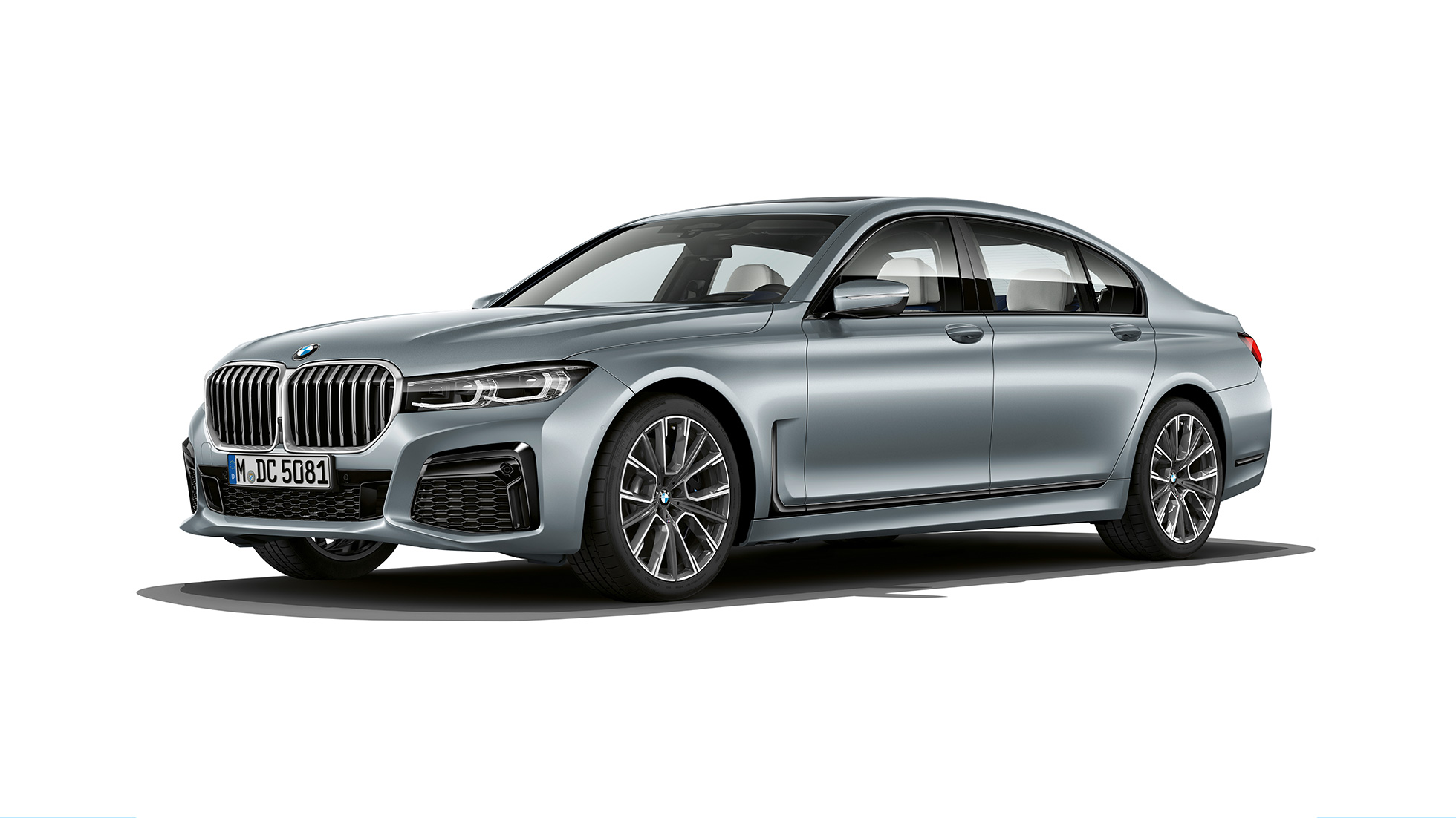 BMW Série 7 Sedan com pacote M Sport em vista frontal a 45 graus BMW Série 7 Sedan cinza com pacote M Sport em vista frontal a 45 graus