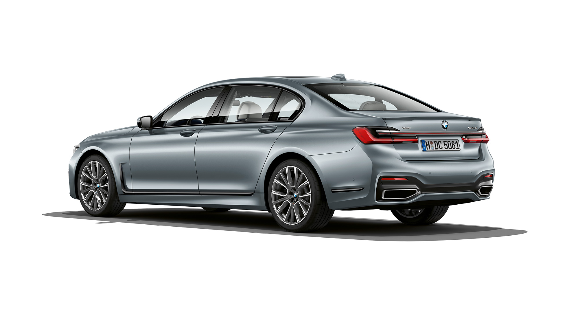 BMW Série 7 Sedan com pacote M Sport em vista traseira a 45 graus BMW Série 7 Sedan cinza com pacote M Sport em vista traseira a 45 graus