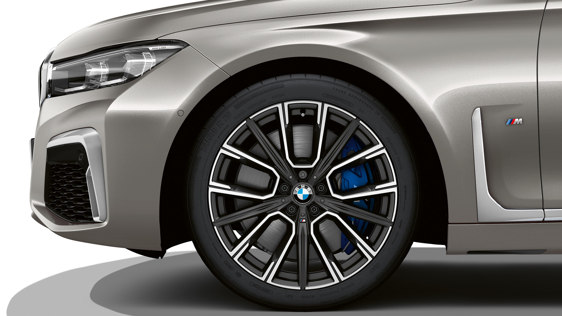 BMW Série 7 Sedan com pacote M Sport, rodas BMW Série 7 Sedan com pacote M Sport, foto em closeup das rodas