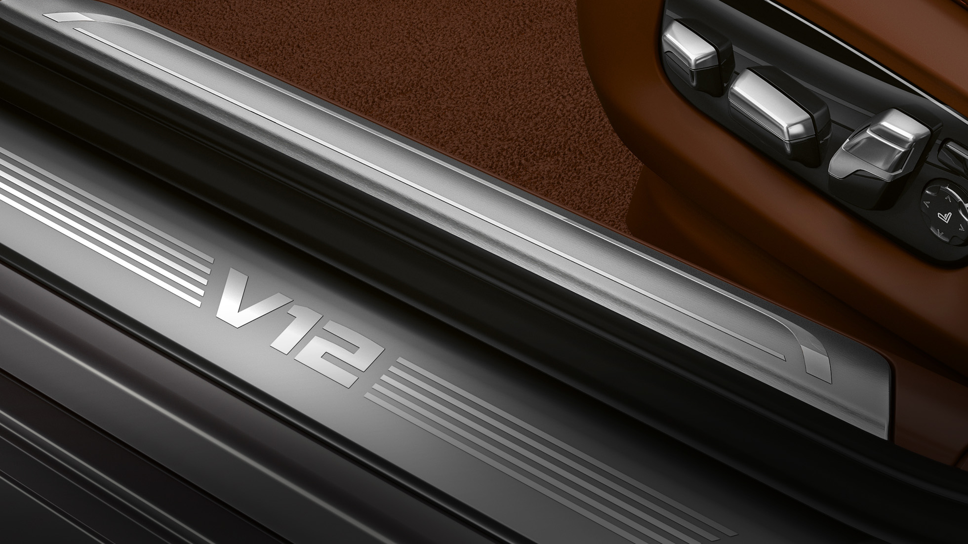 Soleira da porta do BMW com o letreiro V12 BMW M760Li xDrive: foto em closeup da soleira da porta com o letreiro V12