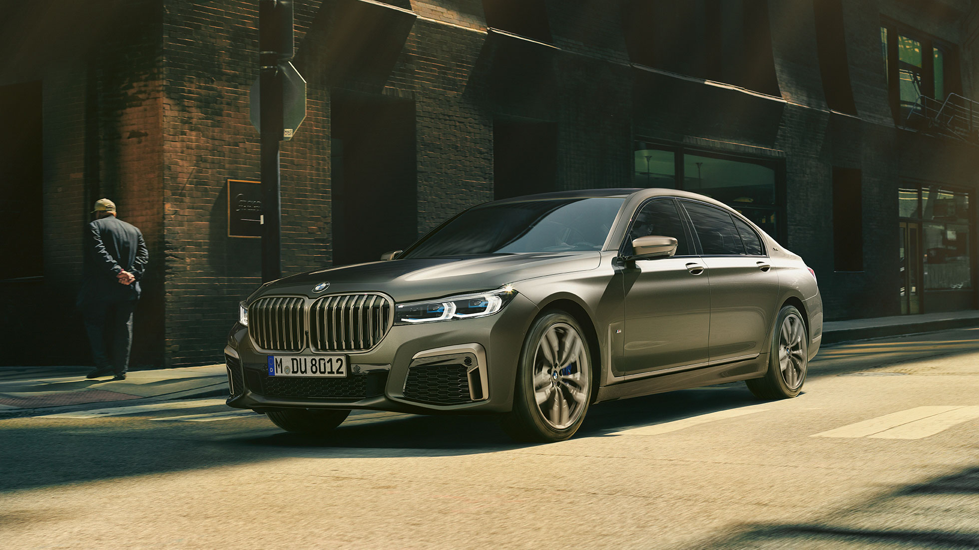 O BMW M760Li xDrive em um cenário urbano O BMW M760Li xDrive em visão frontal lateral, movendo-se na rua em um cenário urbano