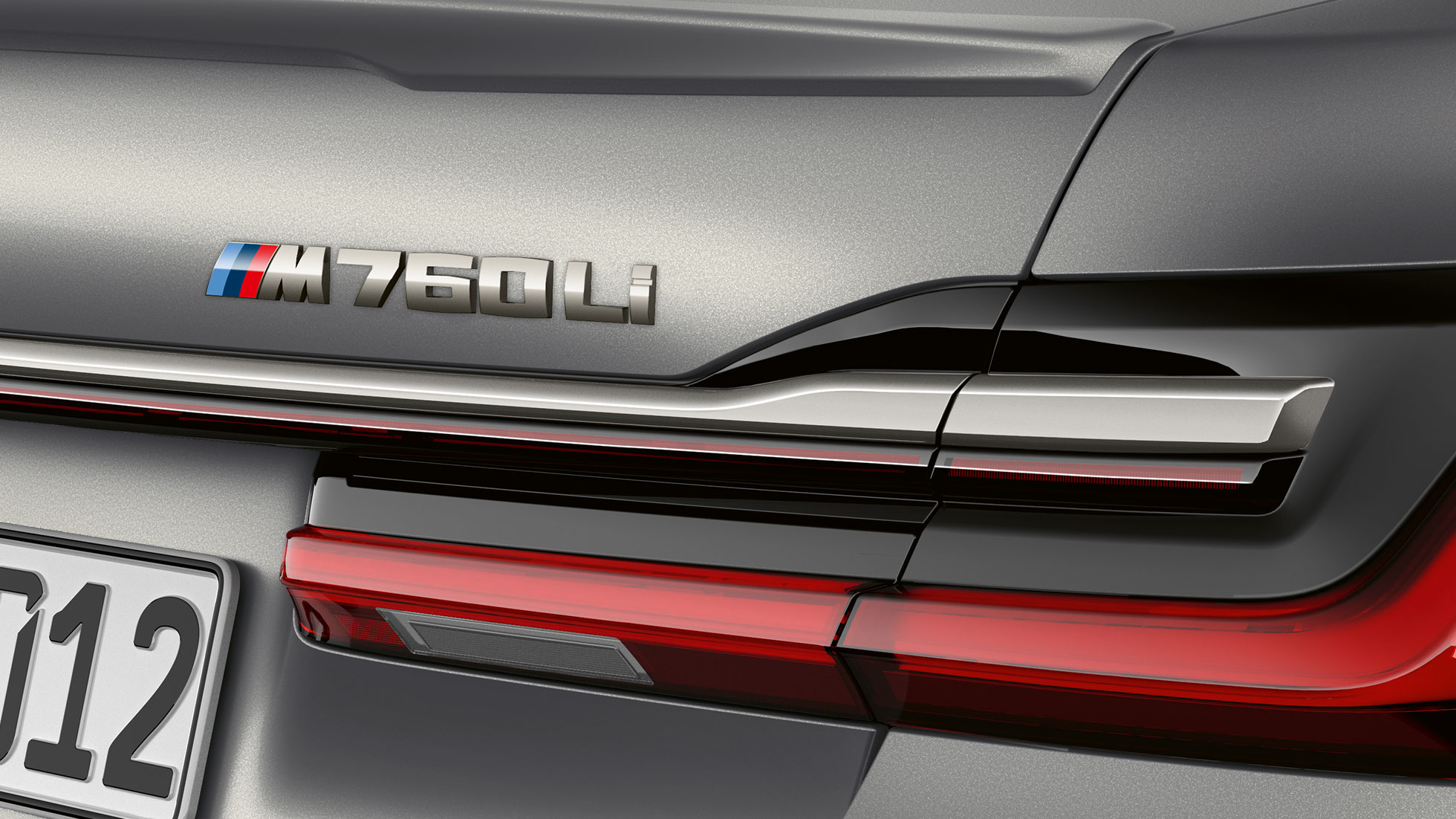 O BMW Série 7 Sedan: foto em closeup do emblema do BMW M760Li O BMW Série 7 Sedan: foto em closeup do emblema do BMW M760Li na traseira