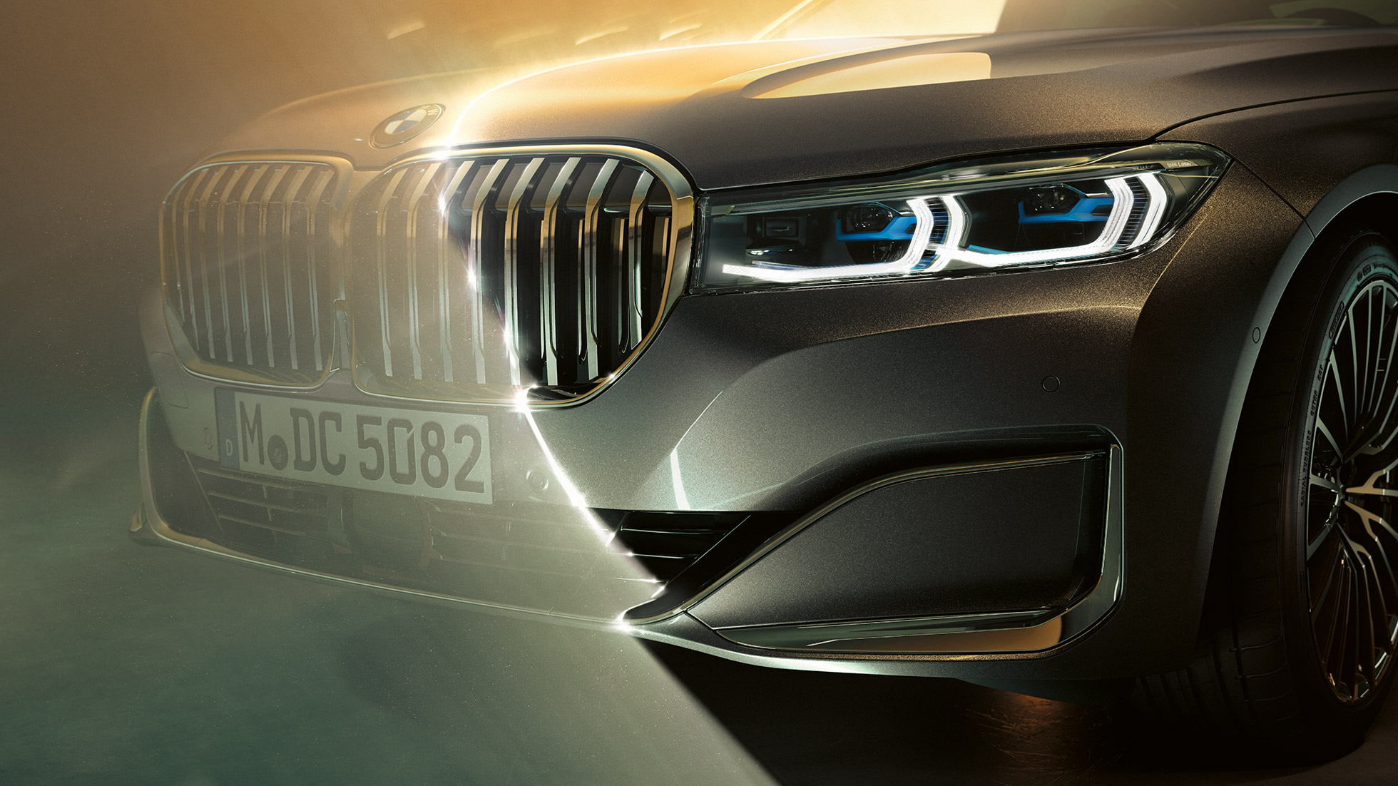 Grade curva do BMW Série 7 Sedan e farol a laser BMW Série 7 Sedan: foto em close-up da frente com grade grande e curva e farol a laser