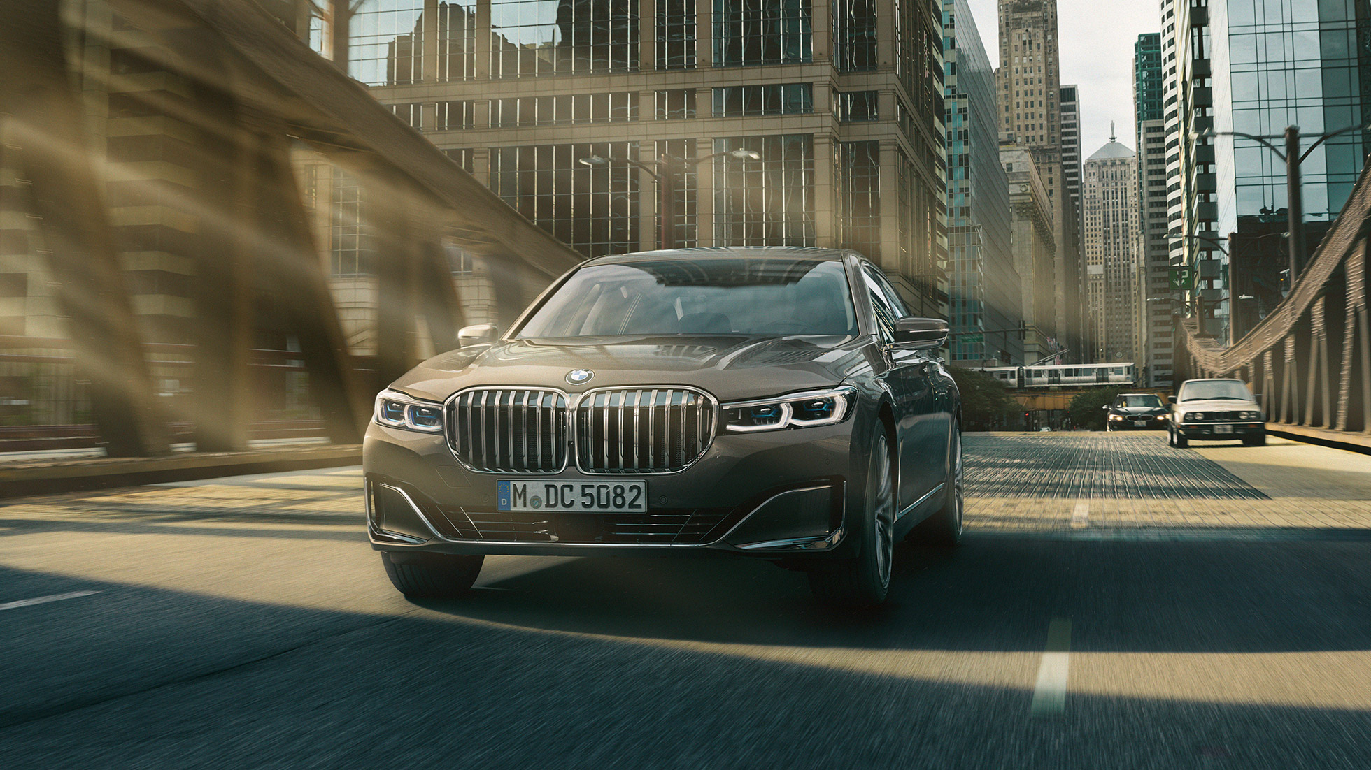 Sistemas de Assistência ao Motorista do BMW Série 7 Sedan Sistemas de Assistência ao Motorista: O BMW Série 7 Sedan movendo-se em frente a um cenário urbano