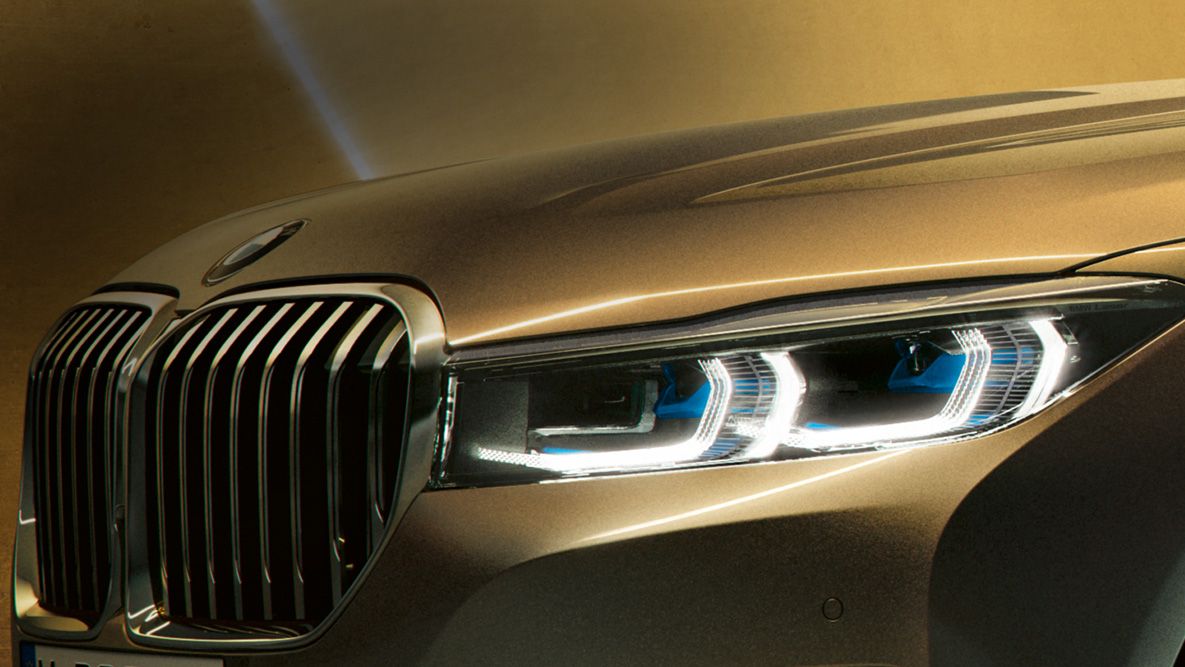 Farol do BMW Série 7 Sedan BMW Série 7 Sedan: vista em closeup do farol a laser com feixes azuis e brancos
