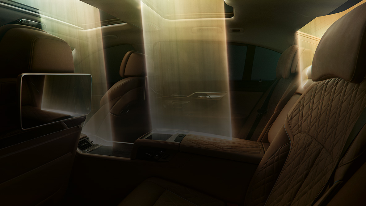 Interior do BMW Série 7 Sedan O interior do BMW Série 7 Sedan: a incidência da luz através do teto Panorama de vidro