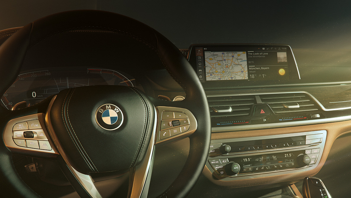 Atualização Remota de Software do BMW Série 7 Sedan Atualização Remota de Software da BMW: foto em closeup do painel de instrumentos