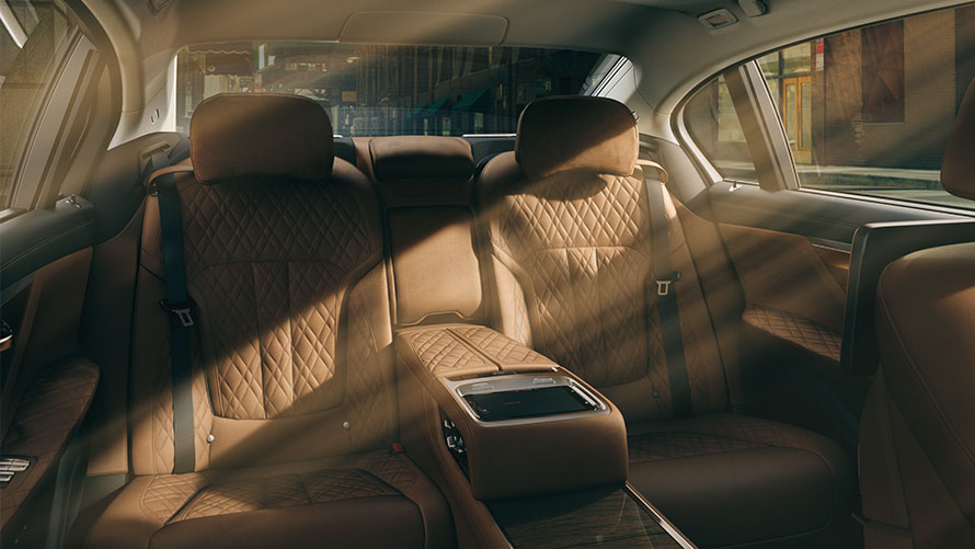Interior de um BMW Série 7 na cor bege Interior de um BMW Série 7 na cor bege