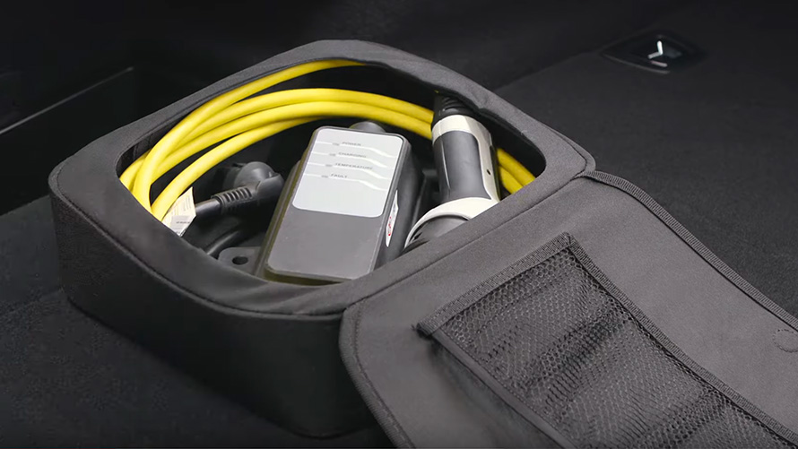 Acessórios de carregamento para os veículos híbridos plug-in da BMW, em uma sacola Close-up dos acessórios de carregamento do BMW Série 2 Active Tourer F45 para os veículos híbridos plug-in da BMW, dentro de uma sacola