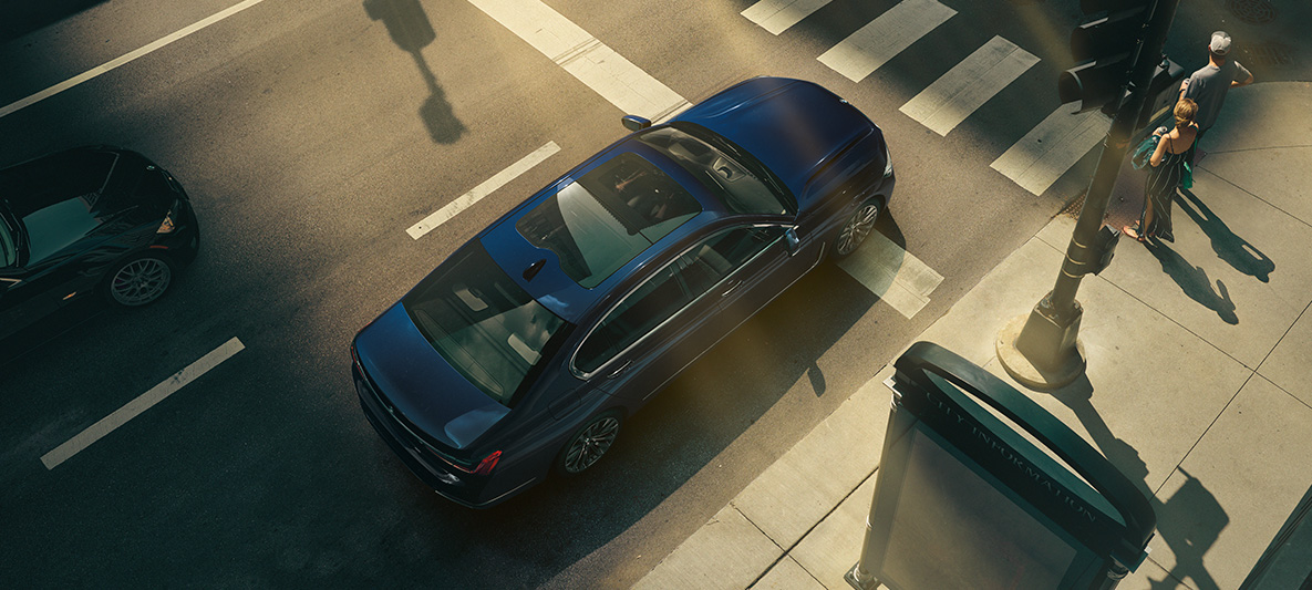 Vista elevada do BMW Série 7 Sedan Individual, na tonalidade vermelha Vista elevada do BMW Série 7 Sedan Individual, na tonalidade vermelha