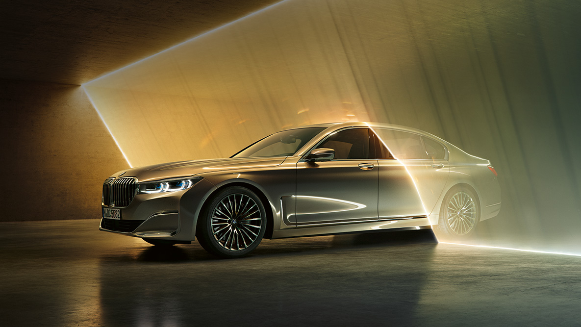 BMW Série 7 Sedan, cenário luminoso na traseira BMW Série 7 Sedan: Close-up do cenário luminoso na traseira