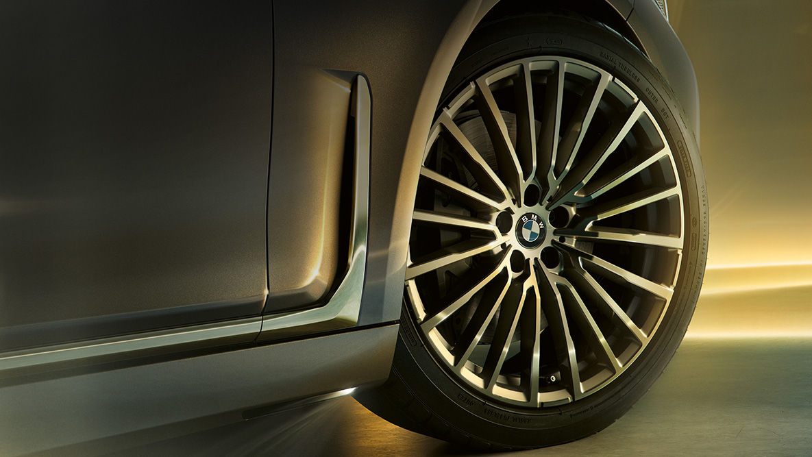 As rodas do BMW Série 7 Sedan, com o design multirraiado O BMW Série 7 Sedan: close-up das rodas, com o design multirraiado