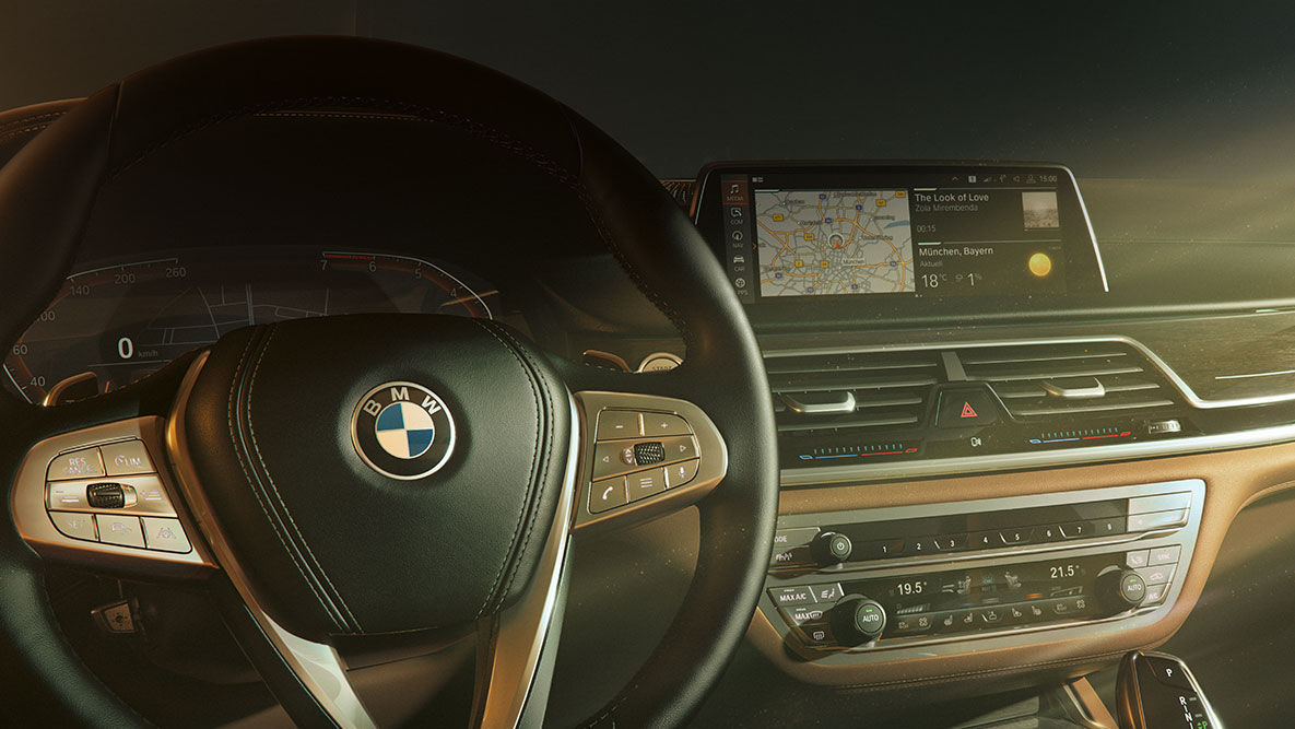 Atualização remota de software do BMW 7 Série Sedan Atualização remota de software BMW: close-up do painel de instrumentos