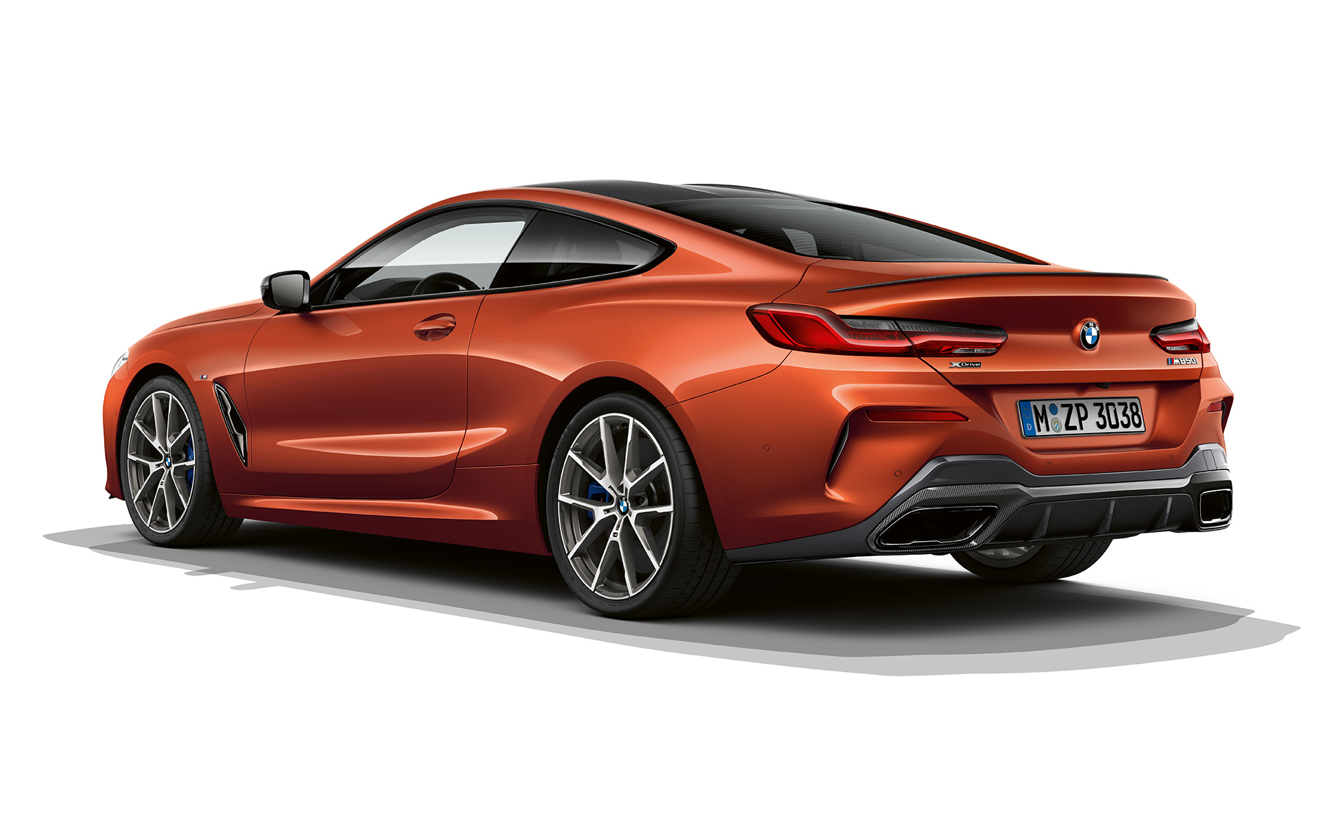 O BMW Série 8 Coupé na tonalidade Sunset Orange metálica Fotografia do BMW Série 8 Coupé na tonalidade Sunset Orange metálica contra um fundo branco.