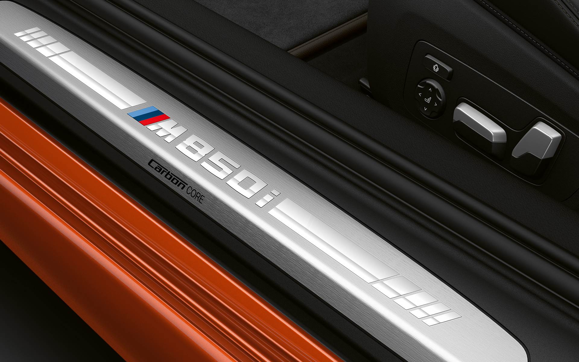Soleira da porta do BMW Série 8 Coupé M850i. Foto em closeup da soleira da porta do BMW Série 8 Coupé, apresentando o logotipo M850i.