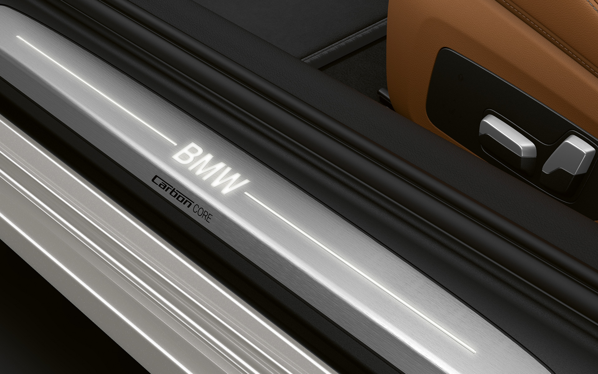 Soleira da porta do BMW Série 8 Coupé, apresentando o logotipo da BMW Foto em closeup da soleira da porta do BMW Série 8 Coupé, apresentando o logotipo da BMW.