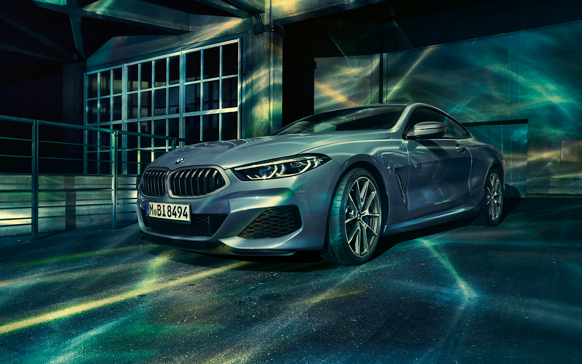 BMW Série 8 Coupé, foto a 45 graus mostrando a frente e a lateral direita. Uma foto a 45 graus mostrando a frente e a lateral direita do BMW Série 8 Coupé em meio a um cenário urbano.
