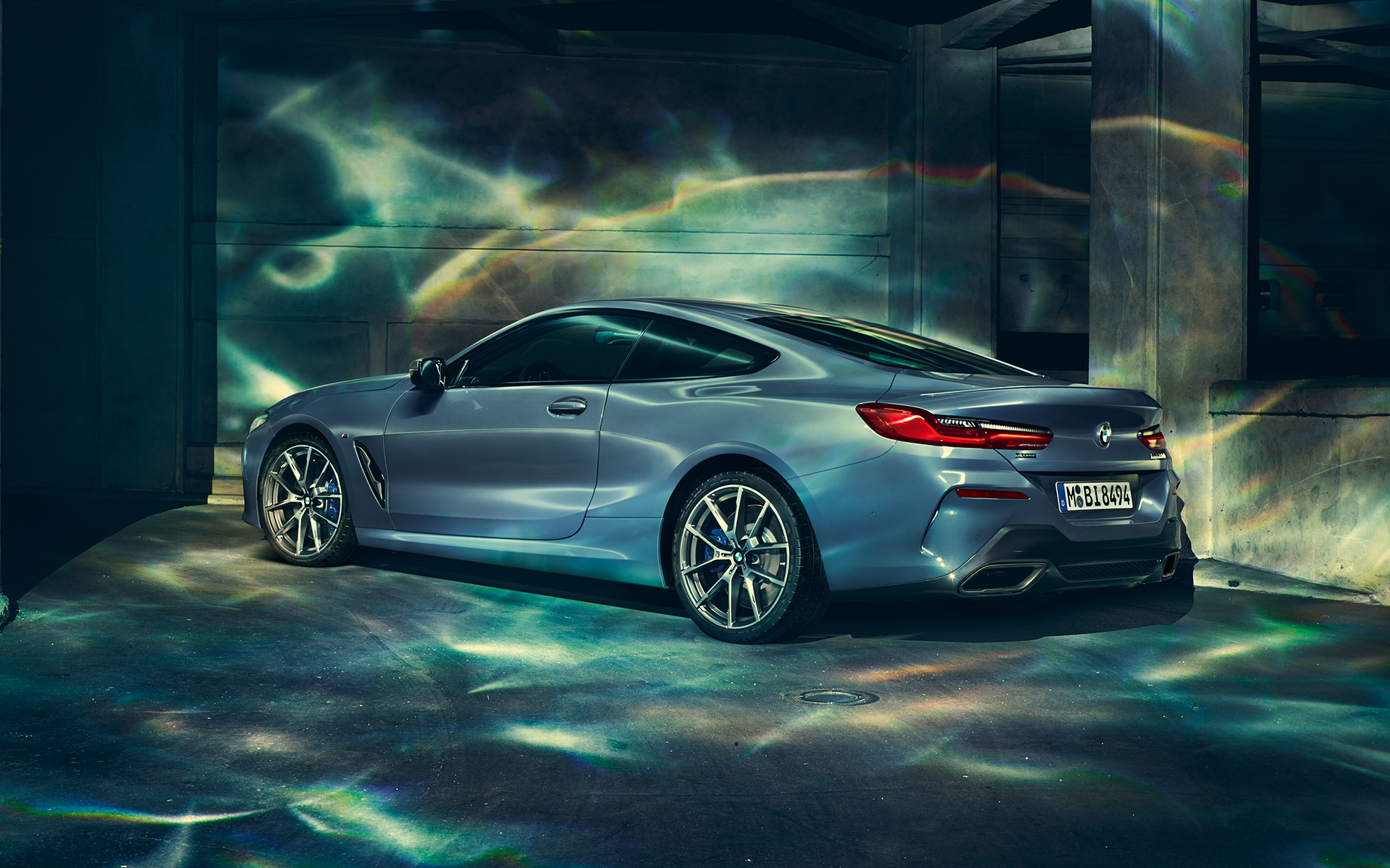BMW Série 8 Coupé, esquerda Foto da lateral esquerda do BMW Série 8 Coupé em meio a um cenário urbano.