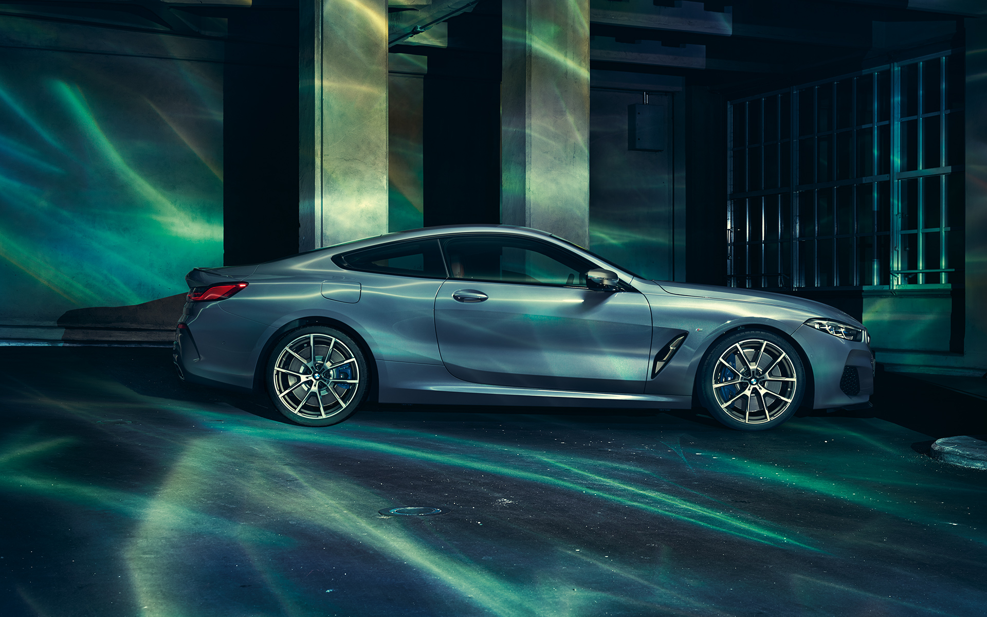 BMW Série 8 Coupé, direita Foto da lateral direita do BMW Série 8 Coupé em meio a um cenário urbano.